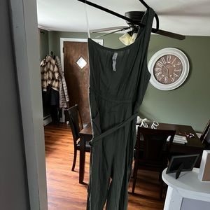 One shoulder green jumper